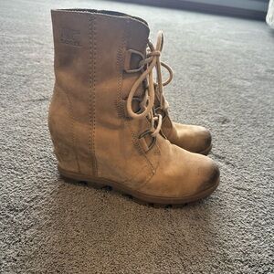 Sorel Women's Lace Up Tan Boots